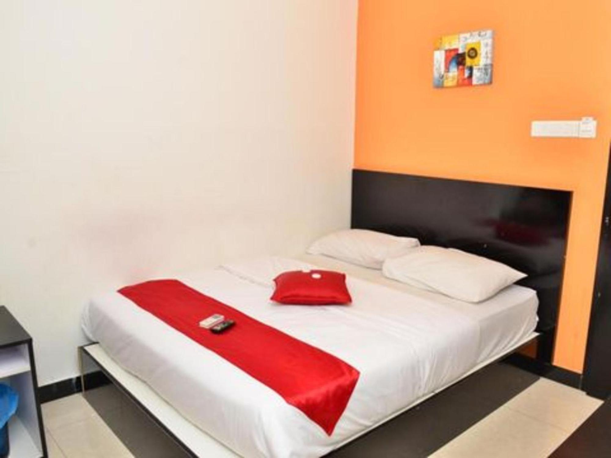 Oyo 91087 Hotel Dspark Port Кланг Экстерьер фото