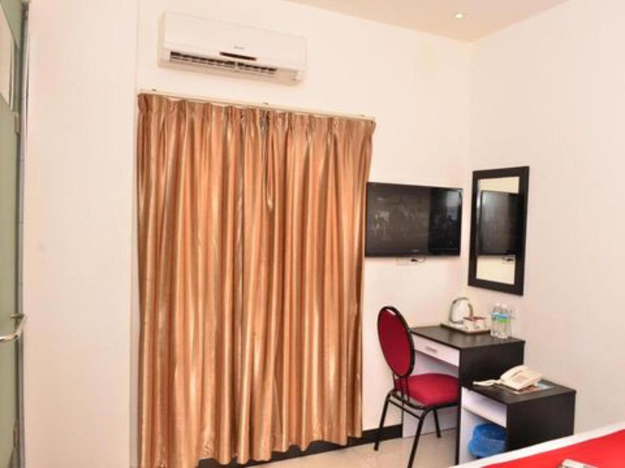 Oyo 91087 Hotel Dspark Port Кланг Экстерьер фото