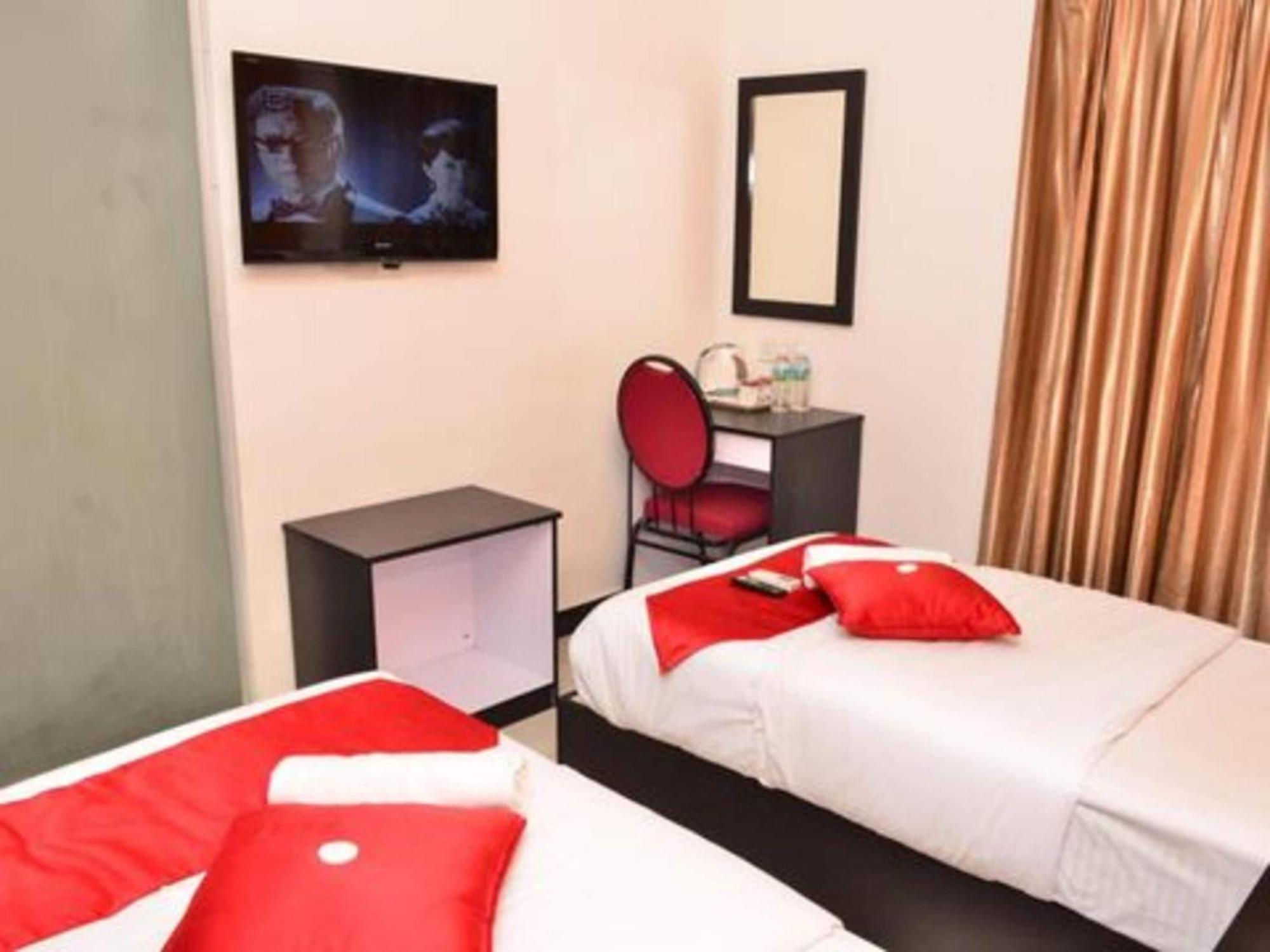 Oyo 91087 Hotel Dspark Port Кланг Экстерьер фото