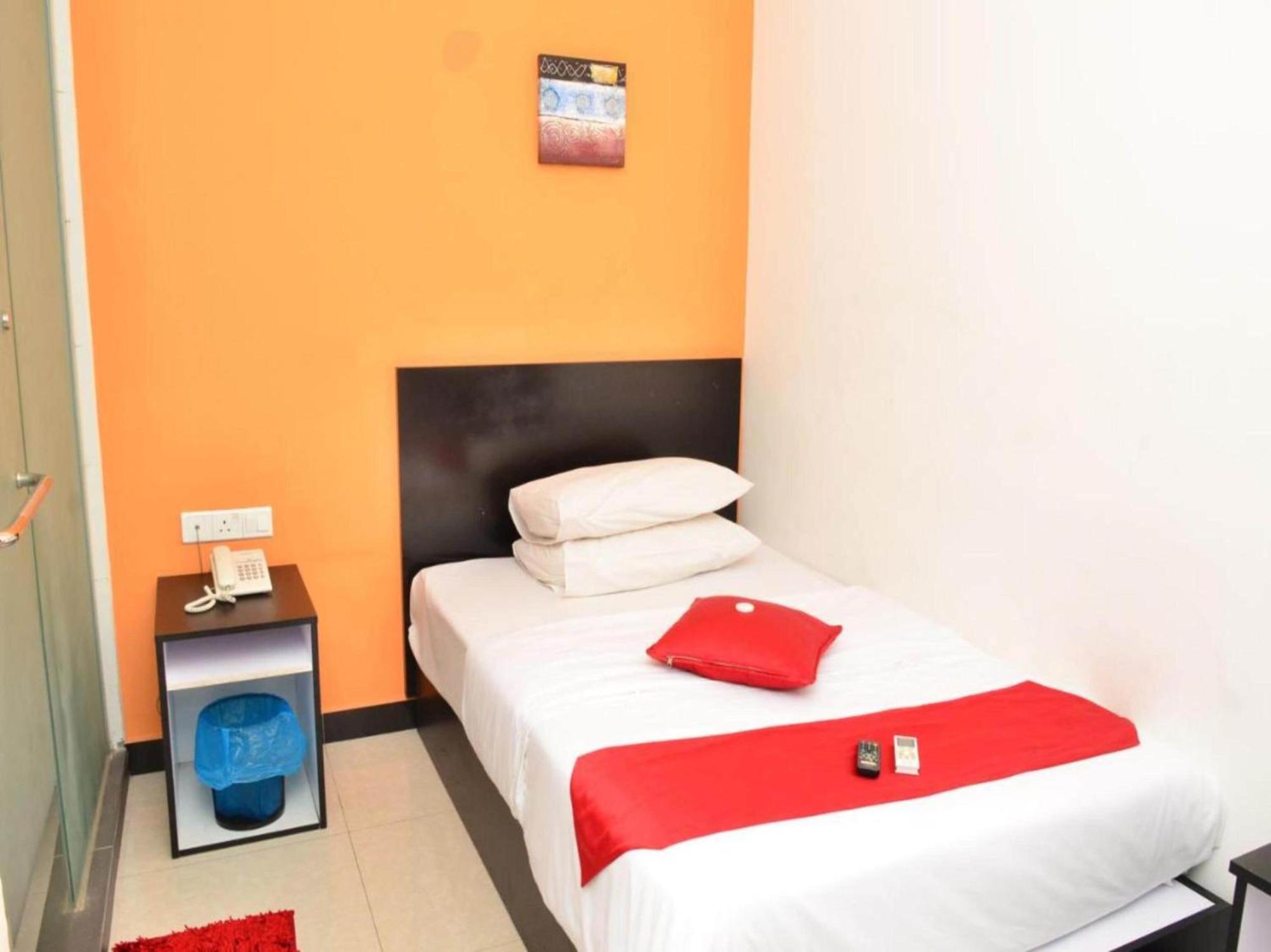 Oyo 91087 Hotel Dspark Port Кланг Экстерьер фото