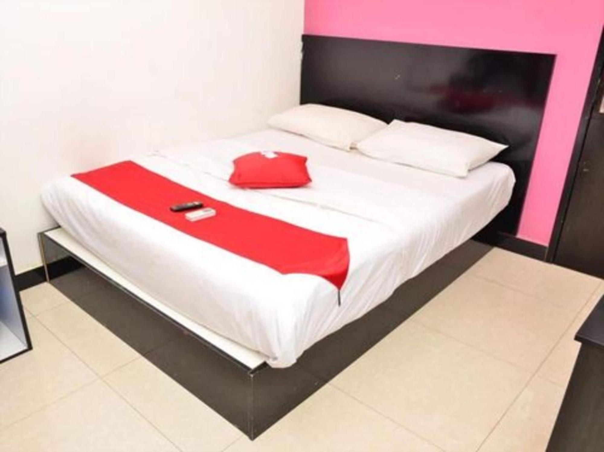 Oyo 91087 Hotel Dspark Port Кланг Экстерьер фото
